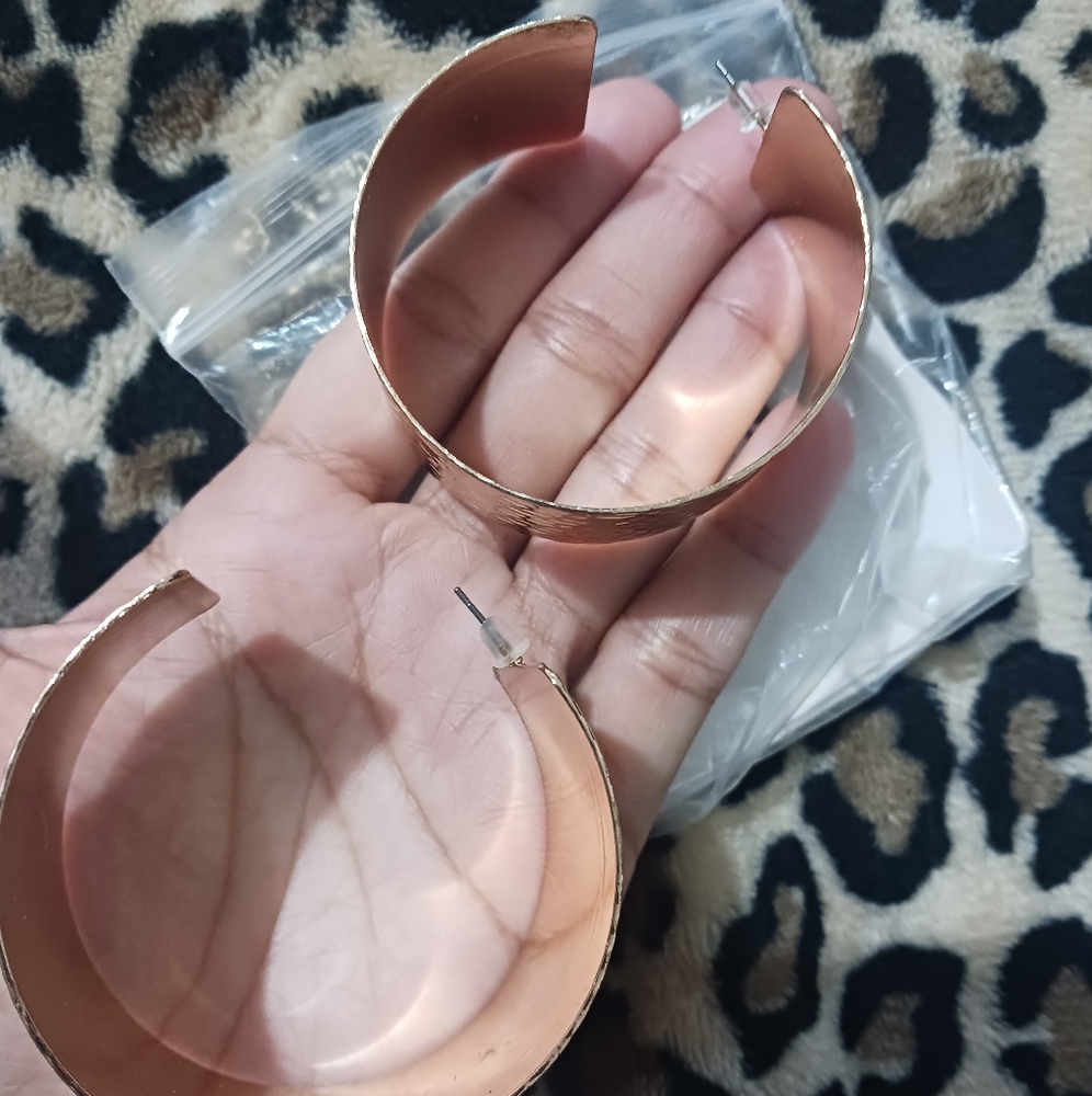 SHEIN Women Gold big Hoop earrings - Picture 5 of 8